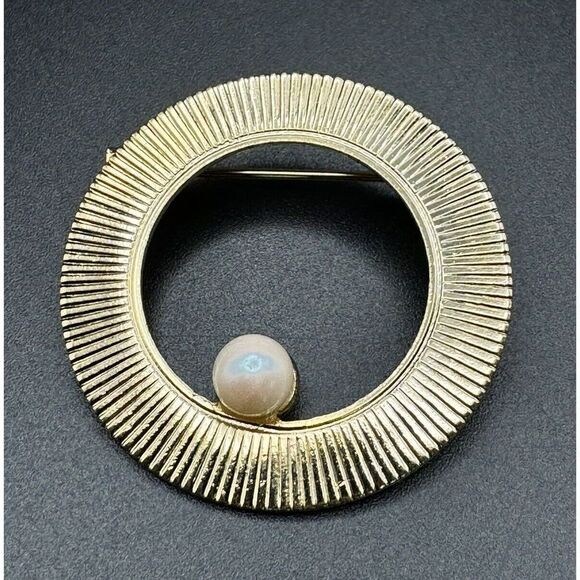 Vintage Jewelry Gold‎ Tone Faux Pearl Open Circle Textured Minimalist Pin Brooch - Picture 6 of 6